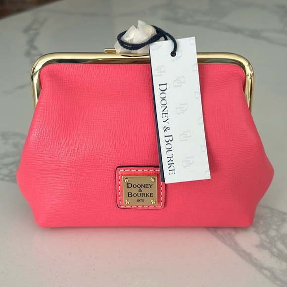 Dooney & Bourke Handbags - 💕CUTE!! DOONEY & BOURKE KISSLOCK!!